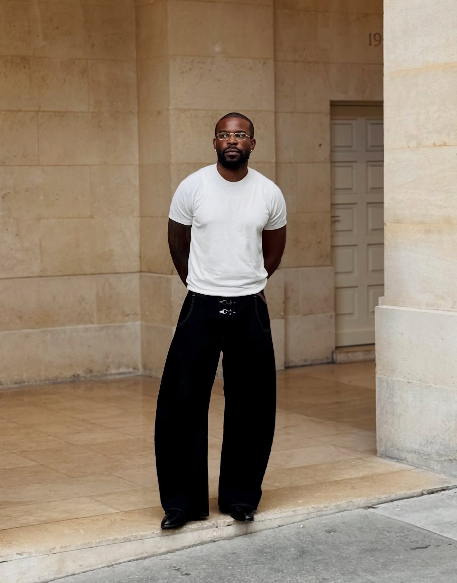 Dark blue barrel jeans and a white t-shirt for men