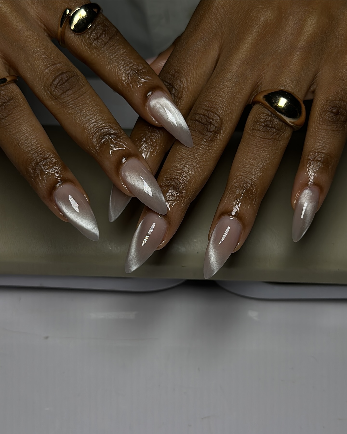 Cat eye nails