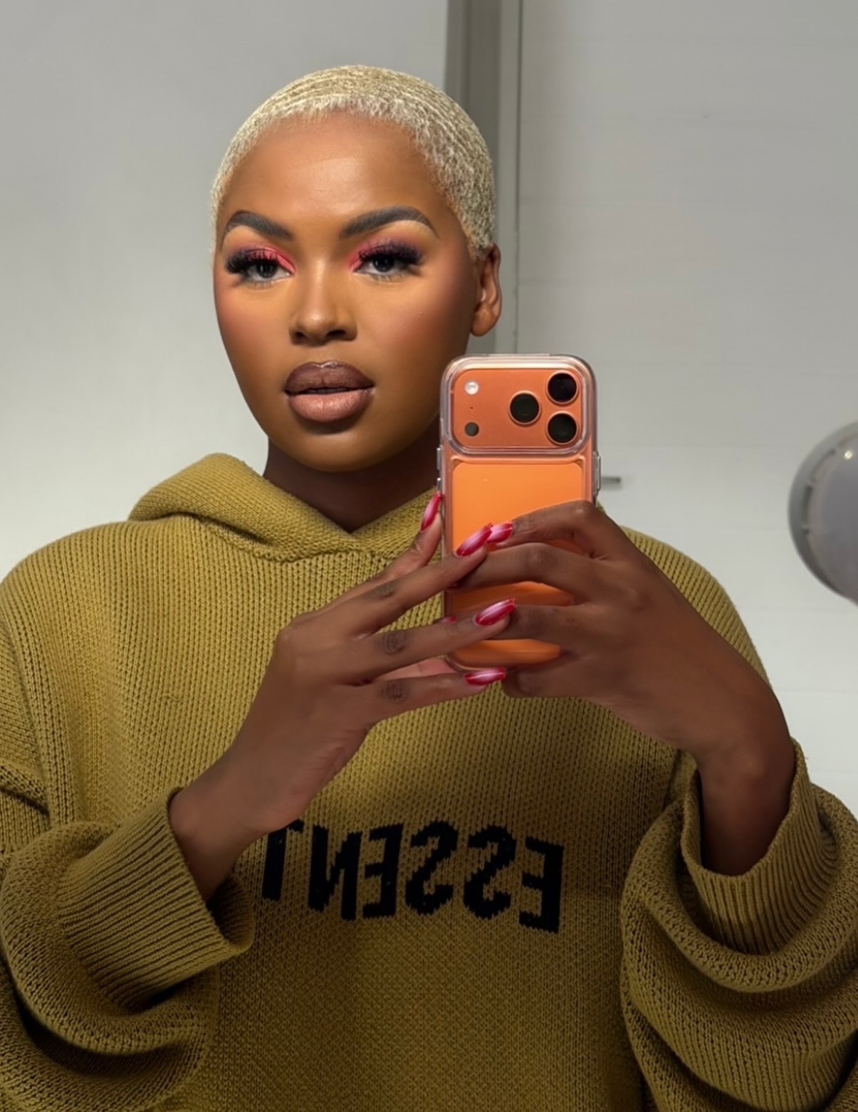 Blonde low-cut 